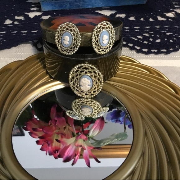 HP-SARAH COVENTRY VINTAGE GOLD CAMEO PIN & GOLD CLIP EARRINGS. NEW CONDITION - Picture 4 of 7